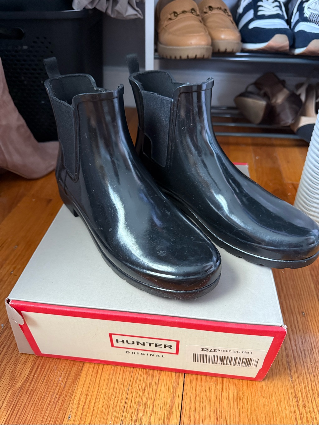 Hunter Women’s Gloss Black Chelsea Rain Boots